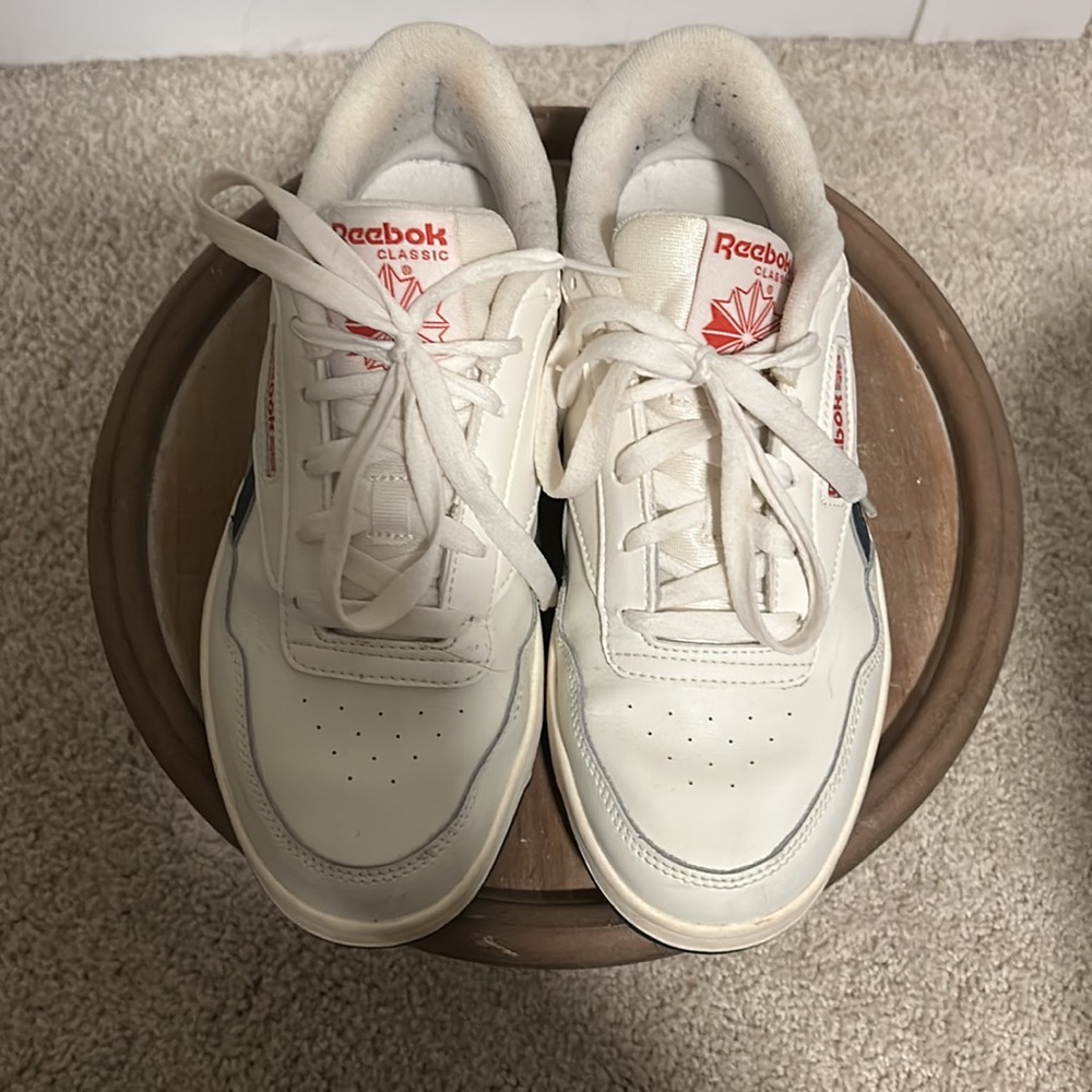 Women’s Classic Reebok shoe - Picture 2 of 4